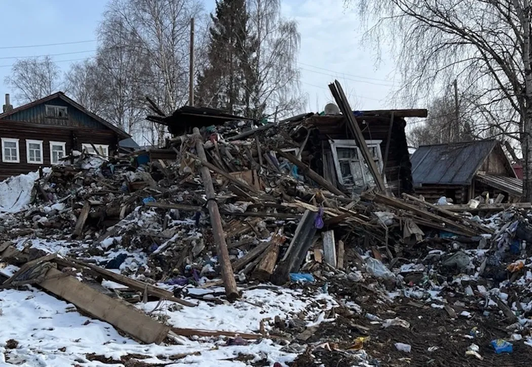 В Коми отобрали и снесут дом на участке «коллекционера мусора»