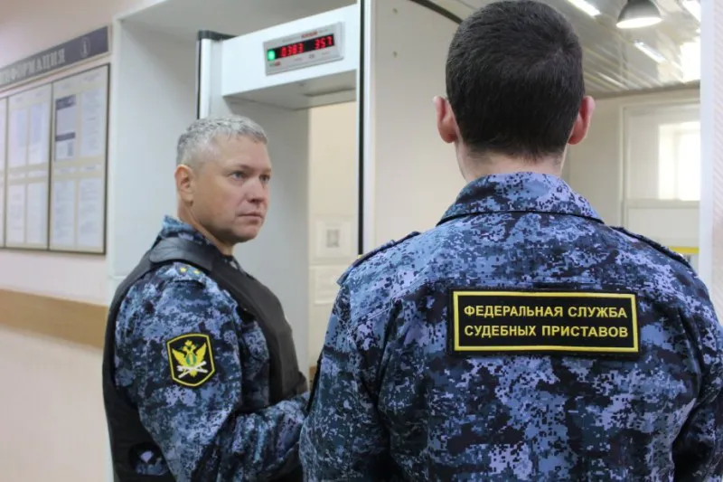 Приставы не дали внести в суды Коми более 2 400 запрещенных предметов