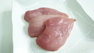 Сплошная химия вместо мяса: Роскачество раскрыла бренды филе цыпленка которые не прошли проверку