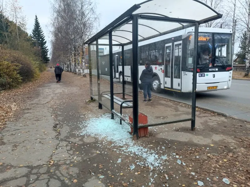 В городе в Коми вандалы вновь разбили автобусную остановку
