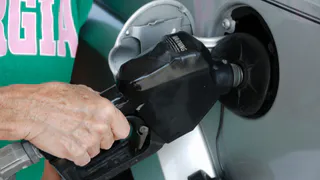 На заправках Коми подешевел бензин