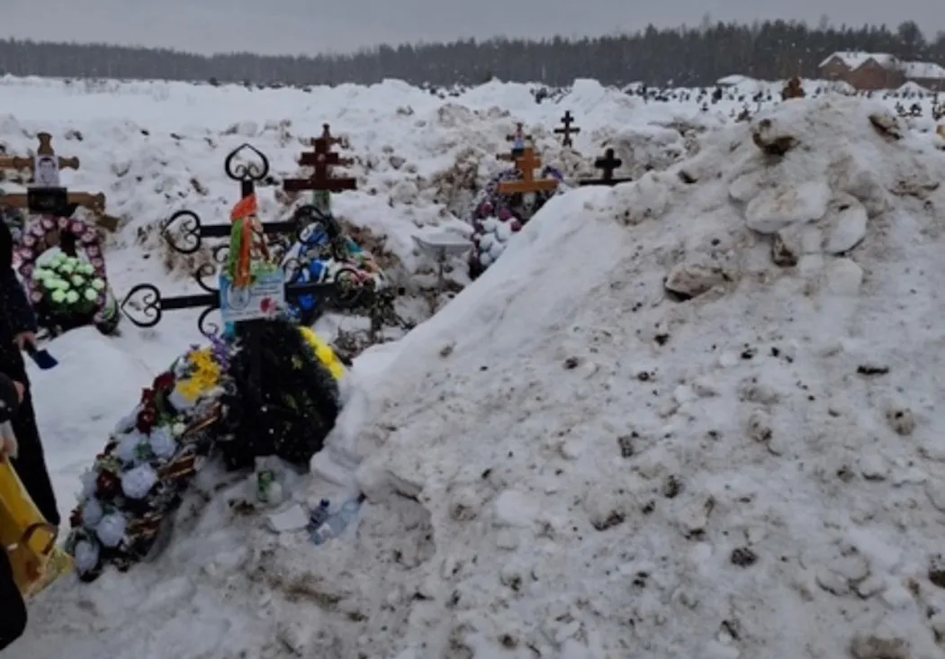 В одном из городов Коми снег с кладбища складировали на могилы