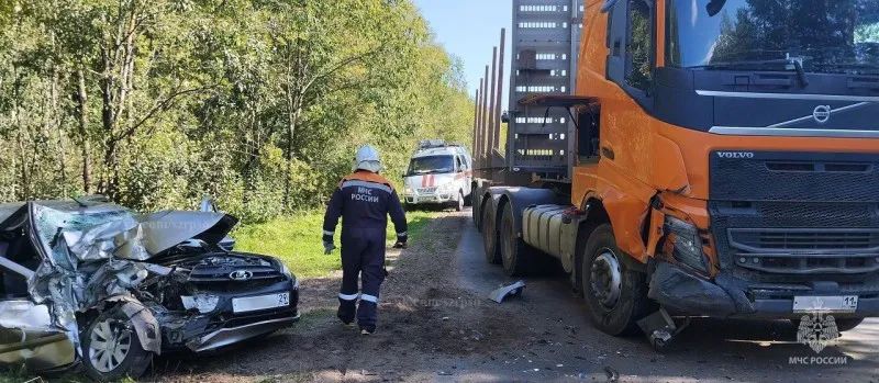 В одном из районов Коми столкнулись лесовоз и автомобиль LADA Granta