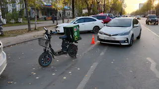 В столице Коми автомобилист сбил женщину на электровелосипеде
