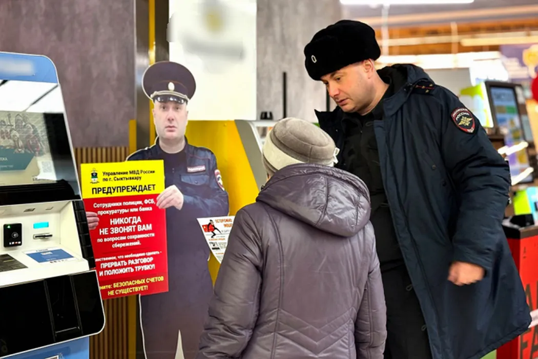 У банкоматов в Сыктывкаре жителей приветствует ростовой макет полицейского