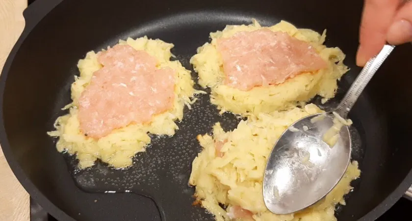 Приготовьте вместо драников и котлет: нереально вкусный ужин из картофеля и фарша для всей семьи