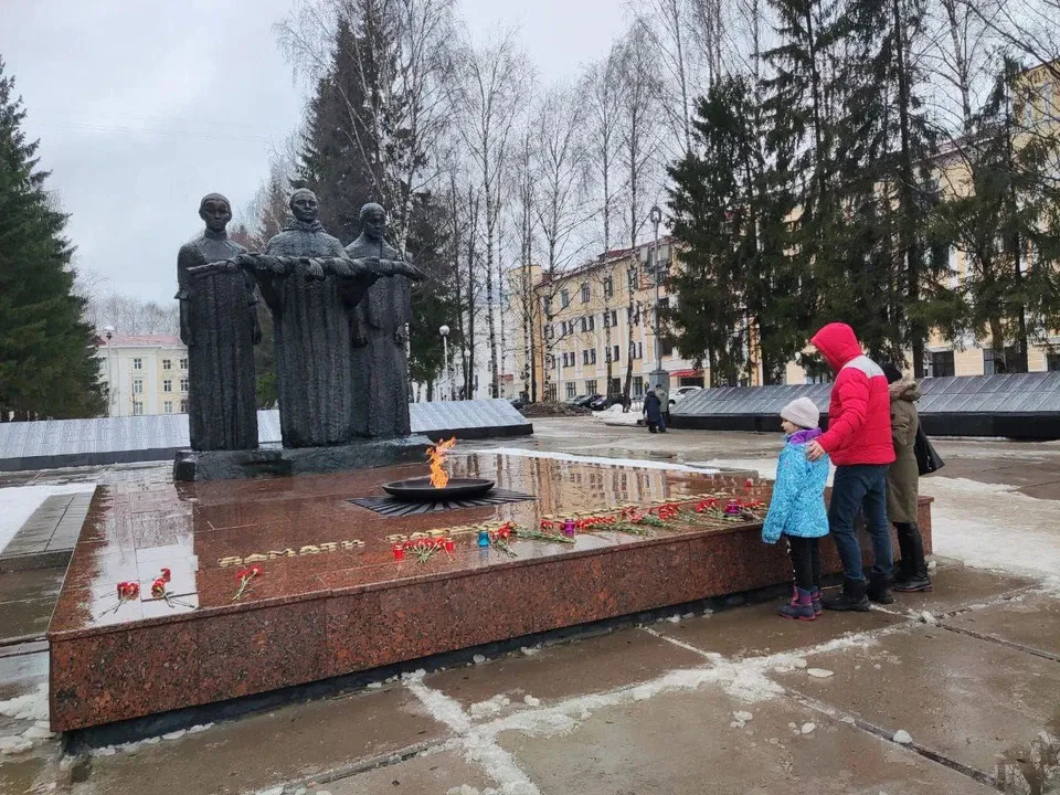 В Коми в память погибших в московском ТЦ организовали стихийный мемориал