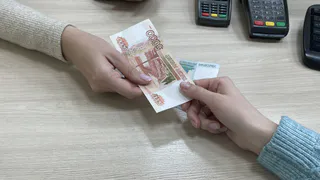 Стала известна зарплата учителей и воспитателей в Коми