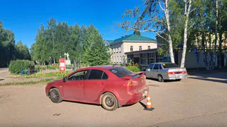 В Коми водитель-новичок сбил девушку на парковке
