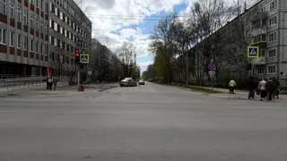 В Сыктывкаре пьяный лихач без прав разбил знак и авто