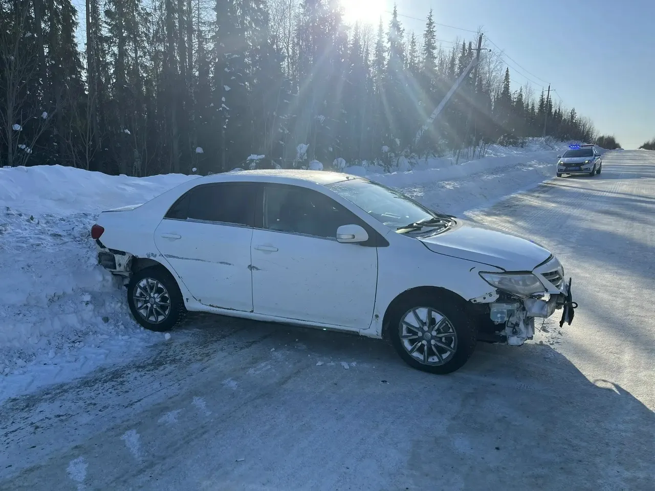 В Коми Toyota врезалась в снежный бруствер: водитель в больнице