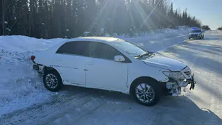 В Коми Toyota врезалась в снежный бруствер: водитель в больнице