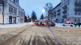 В Сыктывкаре пассажирский автобус №103 столкнулся с легковушкой