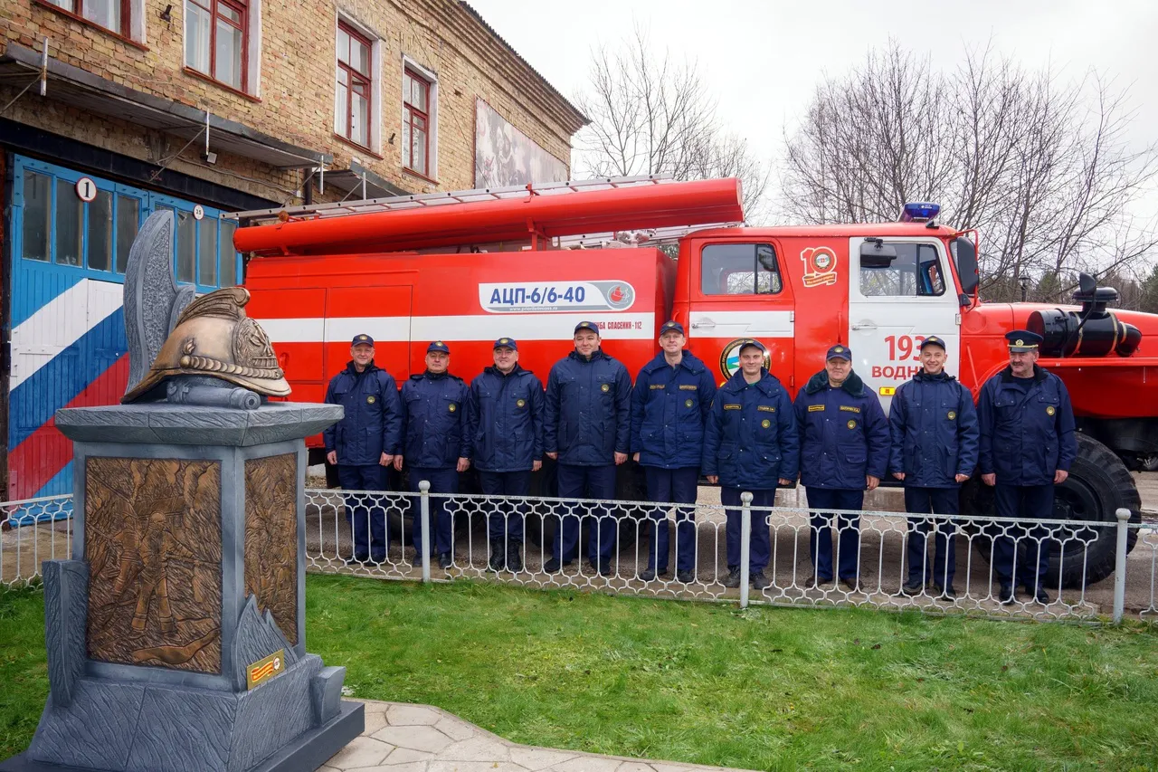 В ухтинском поселке установили памятный монумент, посвященный пожарным