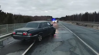 В Коми водитель «Волги» протаранил мост и получил травмы
