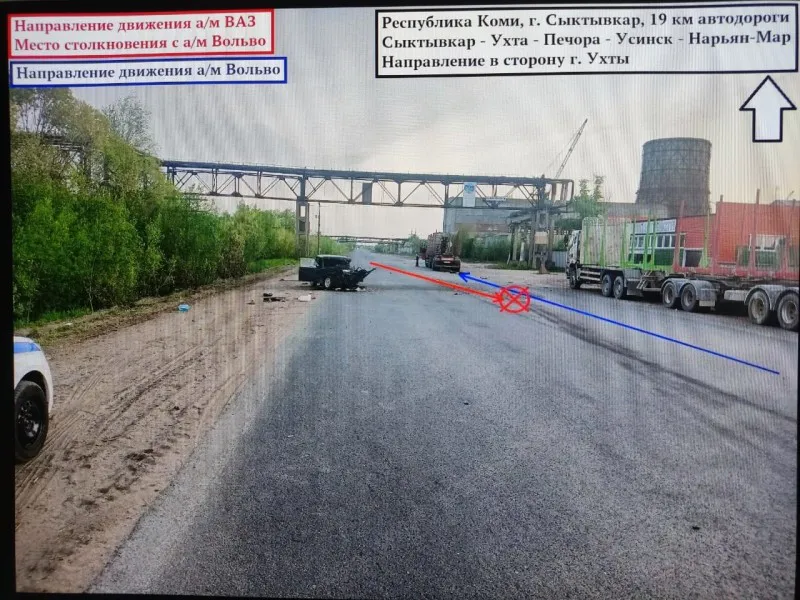 Под столицей Коми легковушка столкнулась с лесовозом