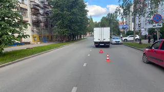 В Сыктывкаре школьница упала с грузовика на асфальт