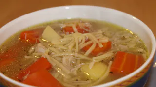 Куриный бульон будет прозрачнее слезы: добавьте при варке мяса именно этот ингредиент — вкуснейший суп гарантирован