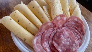 Чистое мясо, никакой подделки: в Роскачестве назвали колбасу, которая точно подойдет для оливье