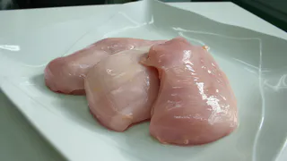Сплошная “химия” вместо мяса: Роскачество назвал бренд филе цыпленка, который не смог пройти проверку