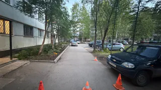 В Коми автомобиль сбил юную велосипедистку во дворе