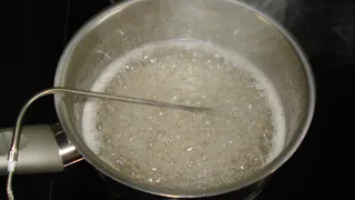 Нужно ли сливать «первую воду» при варке мяса: опытный шеф-повар наконец поставил точку в этом вопросе