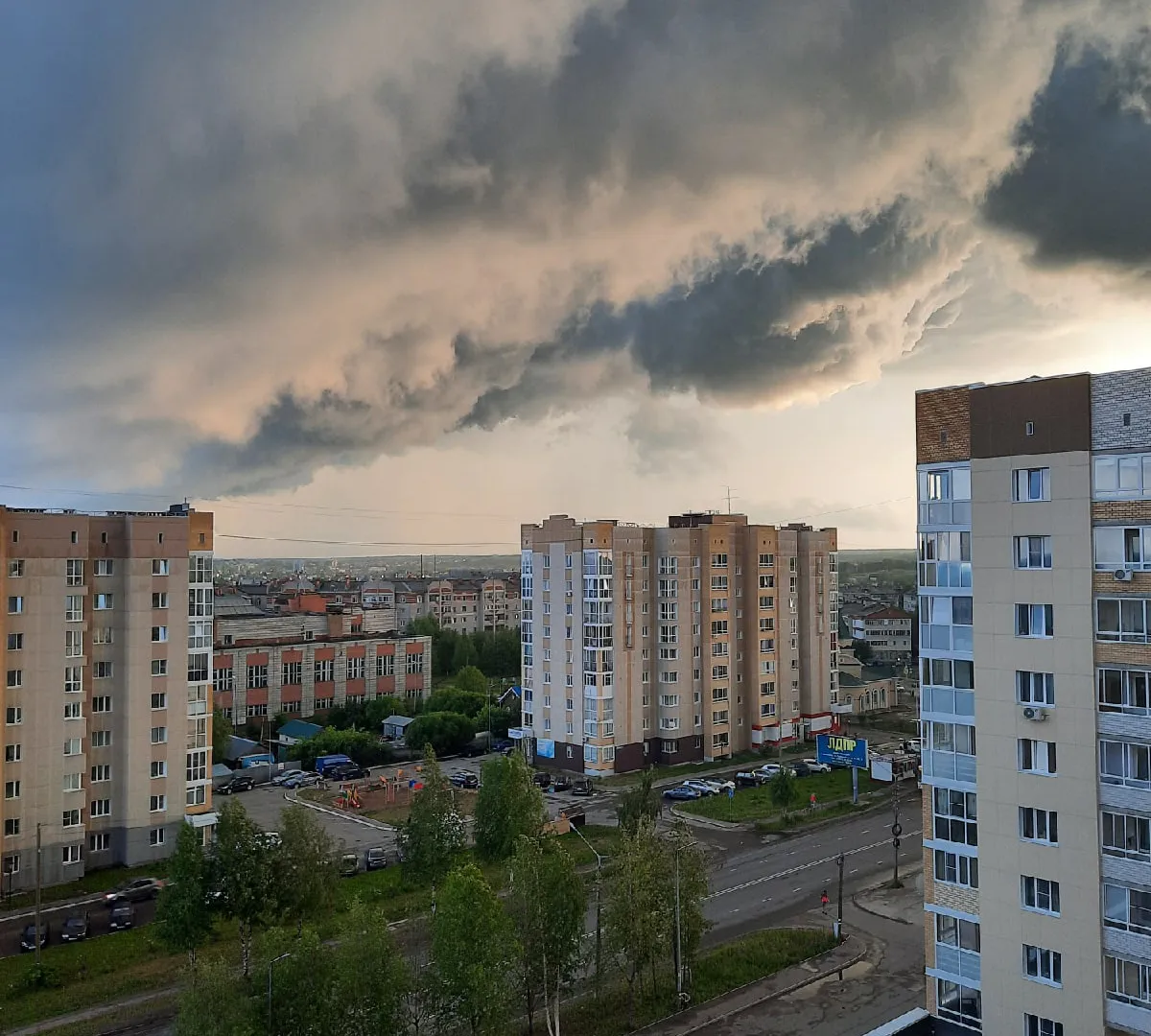 В Сыктывкаре устраняют последствия шторма