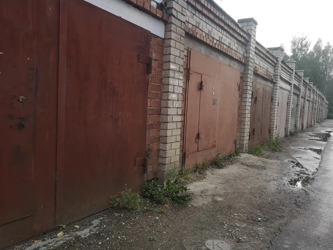 В Коми пенсионер украл у молодого соседа по гаражу из авто 140 000 рублей