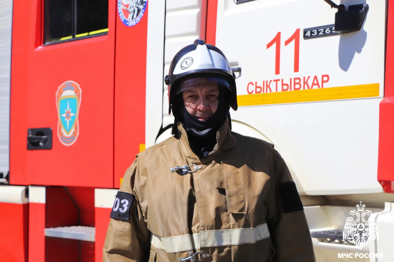 В Коми пожарного облили из брандспойтов