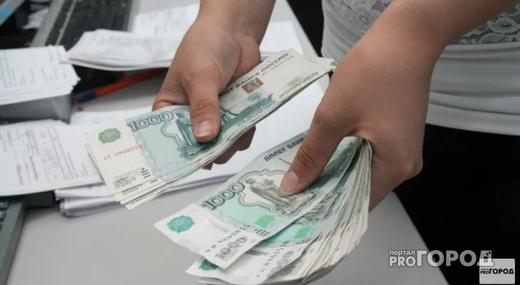 Кому в России увеличат зарплату с 1 января