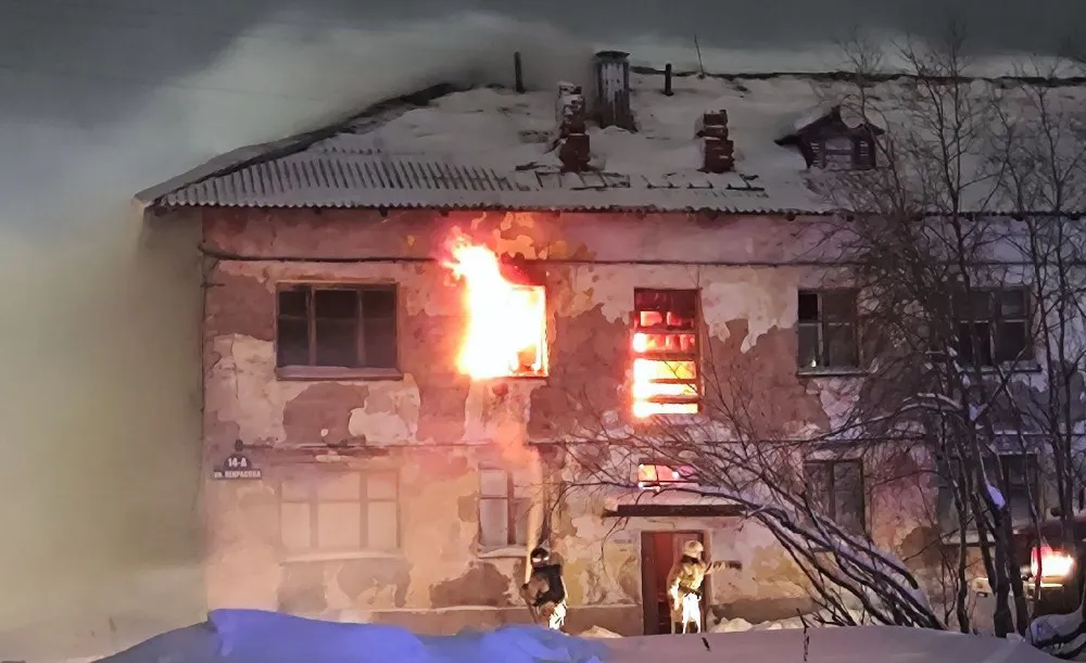 За сутки в Коми потушили пожары в автомобиле, дачном доме, заброшке и балке