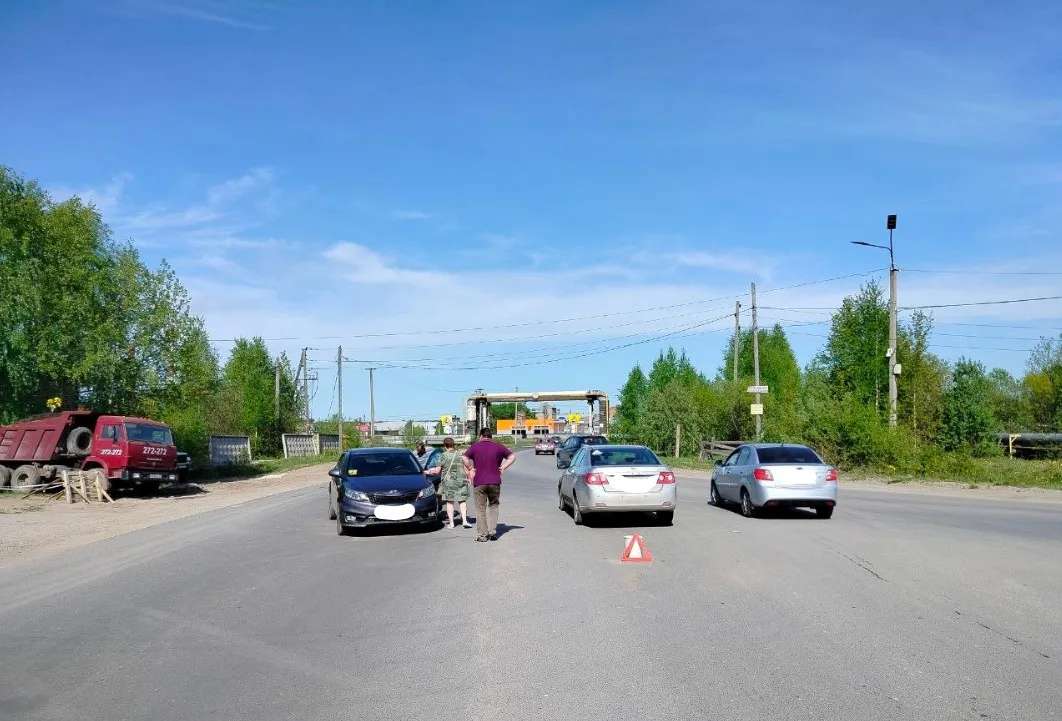 В Сыктывкаре Chevrolet протаранил Kia из‑за неверного манёвра на перекрёстке