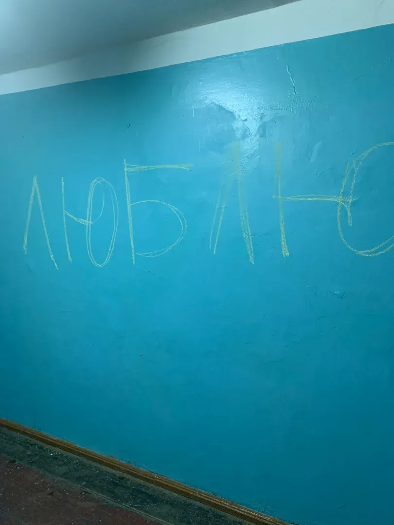 Жители Коми жалуются на "граффити любви" в подъезде: как бороться с вандализмом?