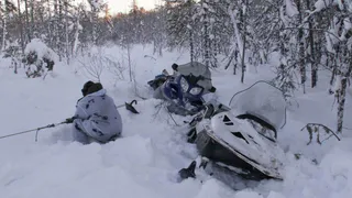 В Коми спасатели вызволили снегоходчика, застрявшего в лесу