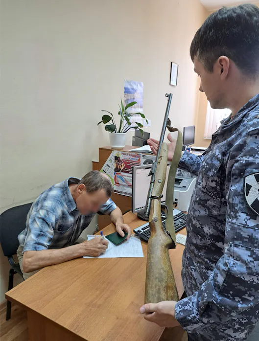 Жители одного из районов Коми сдали в Росгвардию найденное оружие