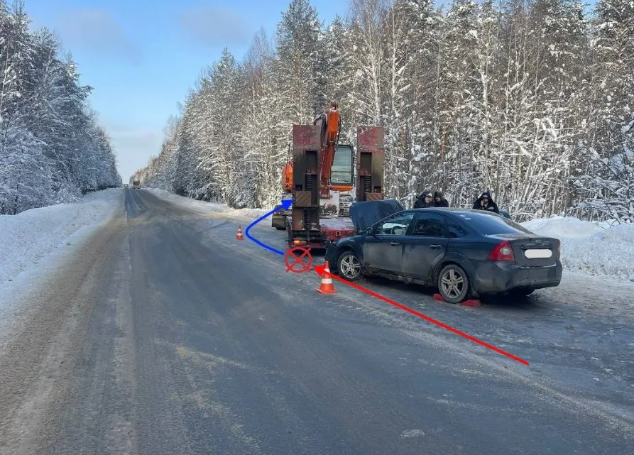 В Коми автоледи на Ford врезалась в фуру из-за несоблюдения дистанции