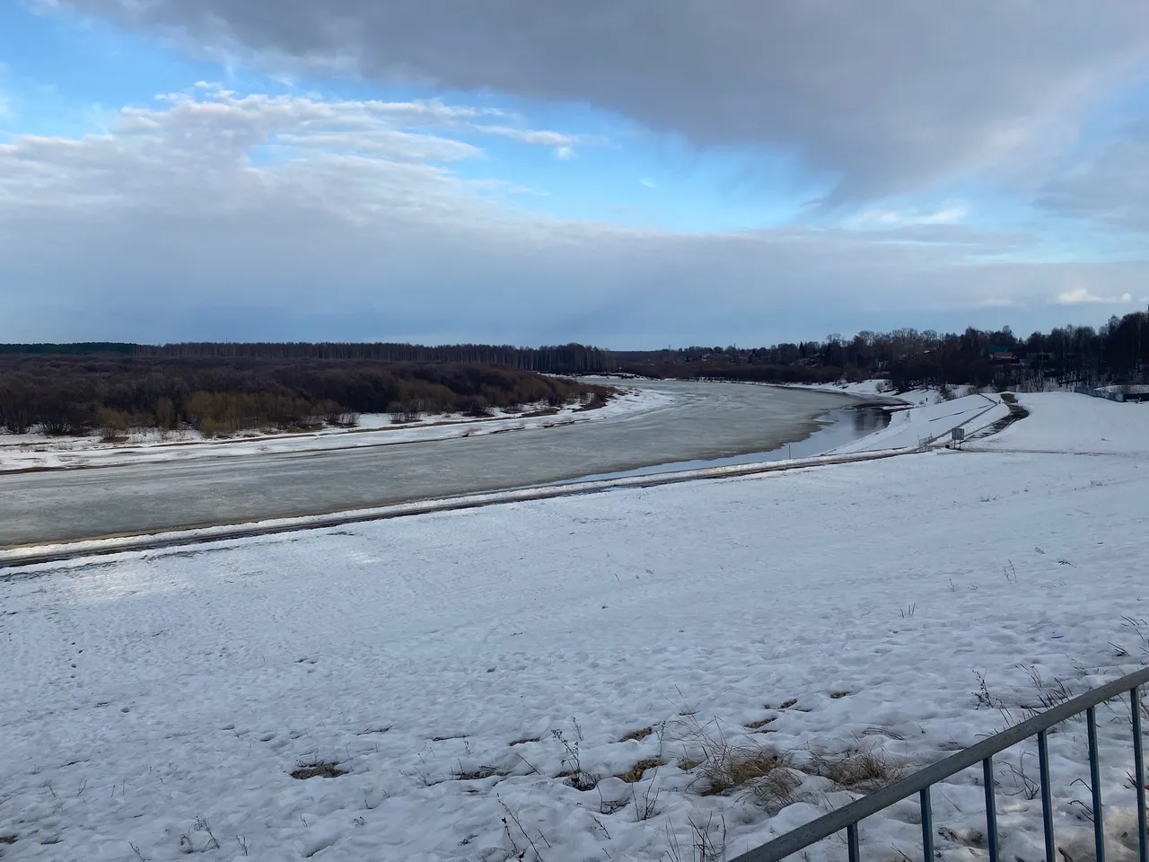 На реках Коми появились первые признаки весеннего ледохода
