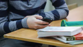 В Госдуме хотят запретить телефоны на школьных уроках уже с января
