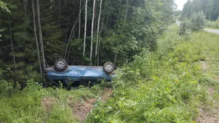 В Коми пьяный водитель ВАЗа опрокинул в кювет машину с двумя пассажирками