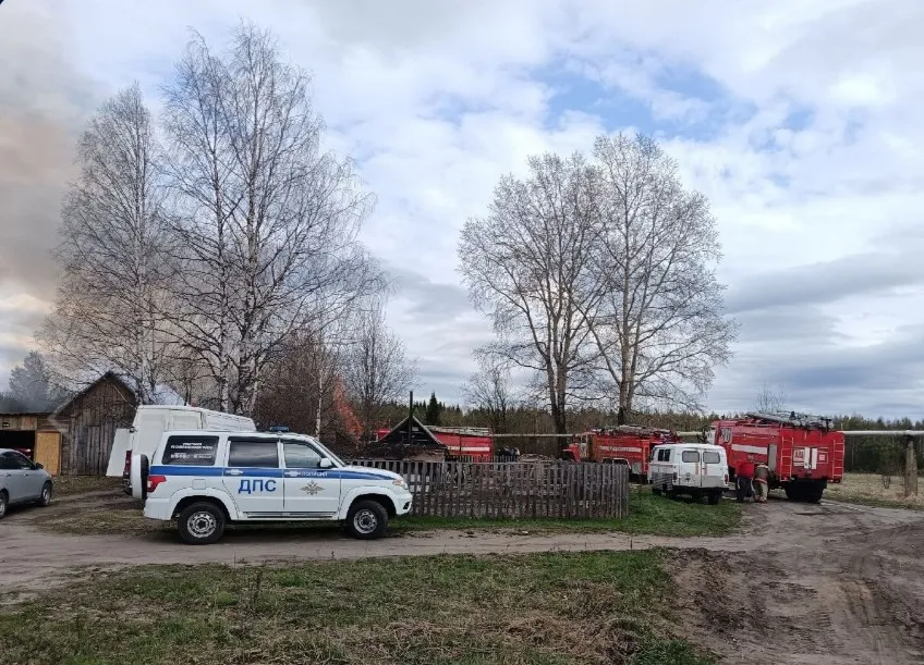 В Коми потушили 300 квадратов сухой травы вдоль дороги Ухта - Ярега