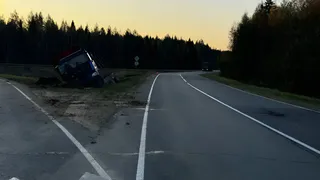 В Коми водители легковушки и фуры пострадали из-за потери контроля над машинами