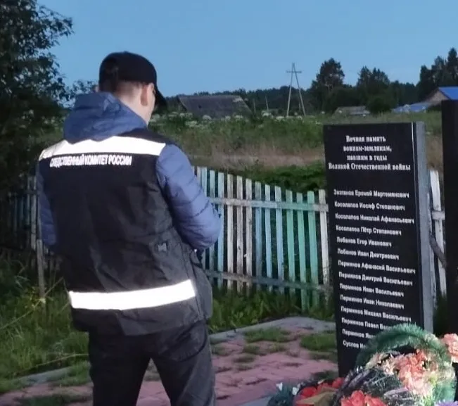 В Коми 7-летнюю девочку убило падение мемориальной плиты