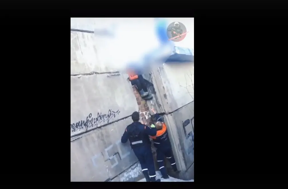 ЧП в Ухте: детям, застрявшим на крыше гаража, потребовалась помощь специалистов