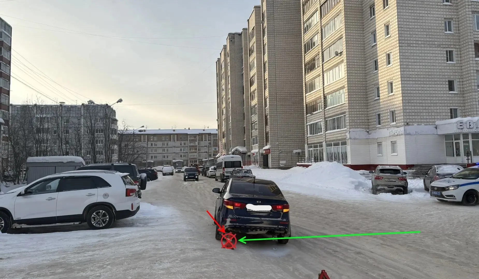 В Коми водитель, сдавая назад, сбил ухтинку на проспекте Ленина