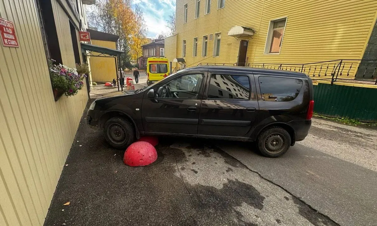 В столице Коми водитель, попавший под собственный автомобиль, умер 