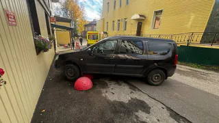 В столице Коми водитель, попавший под собственный автомобиль, умер 