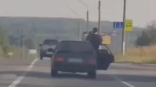В столице Коми автоинспекторы наказали водителя ВАЗа за экстремальную перевозку людей