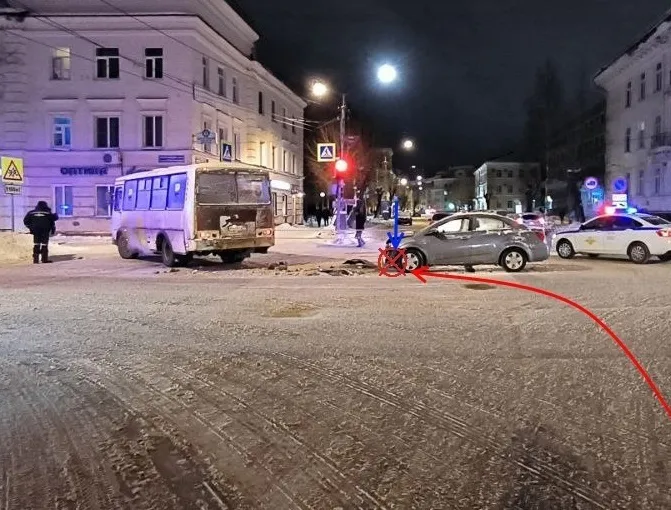 В столице Коми столкнулись рейсовый автобус и шевроле