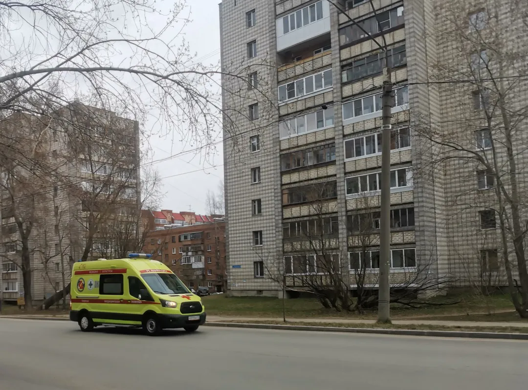 Женщина в Коми упала, пытаясь спуститься с 5-го этажа по занавеске