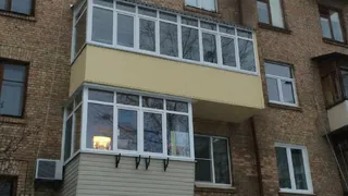 Женщина в Коми кидалась банками с балкона